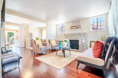 Beautifully decorated Leimert Park home close to USC and LAX in Los Angeles, USA