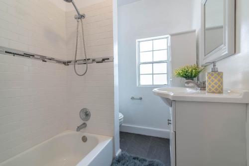 Beautifully decorated Leimert Park home close to USC and LAX in Los Angeles, USA
