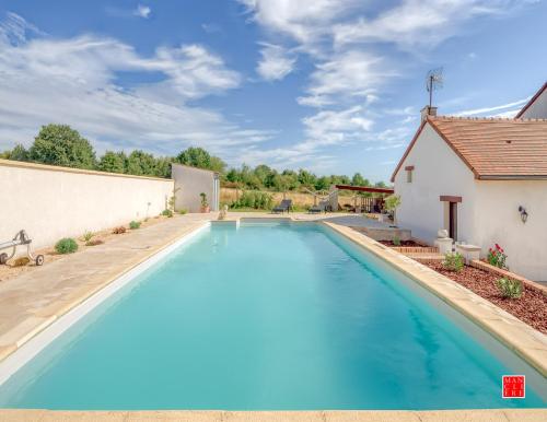 Piscina, maison blanche piscine et petit déjeuner (maison blanche piscine et petit dejeuner) in Chatellerault