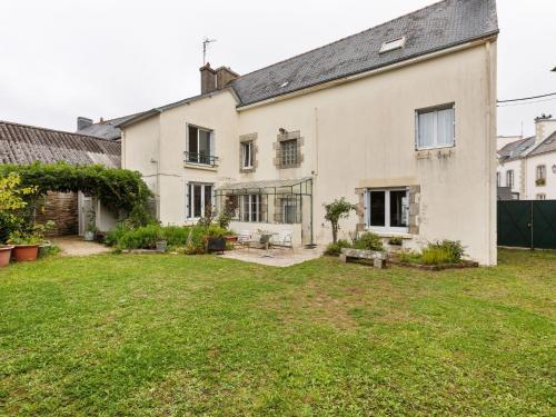 Simplistic Holiday Home in Bannalec with Garden gîte à louer Bannalec