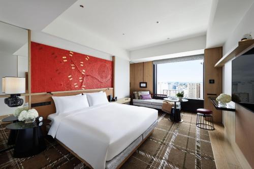 King Room with City View image 4