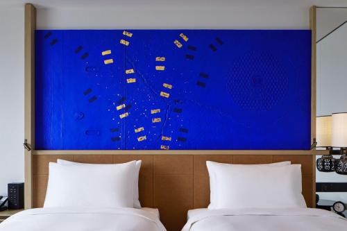 Twin Room with City View image 2