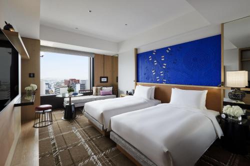 Twin Room with City View image 3