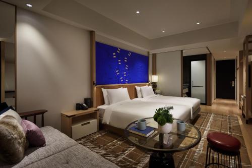 Twin Room with City View image 1