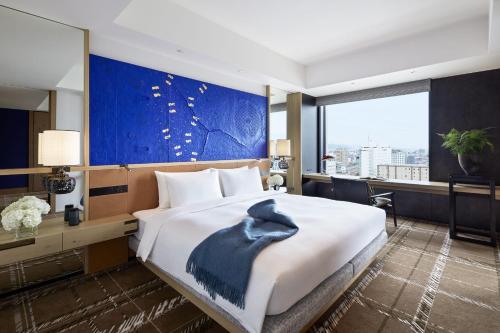 King Suite with City View image 2