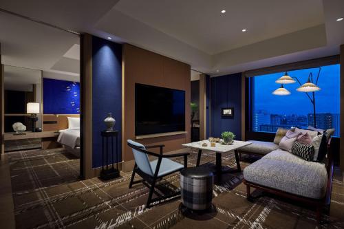 King Suite with City View image 3