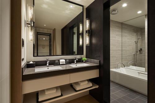 King Suite with City View image 7