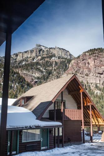 Twin Peaks Lodge & Hot Springs