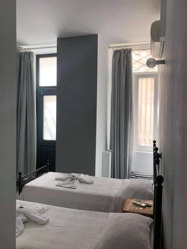 3 twin beds