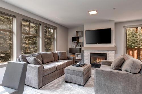 . Eagle Springs East 206: White Fir Suite