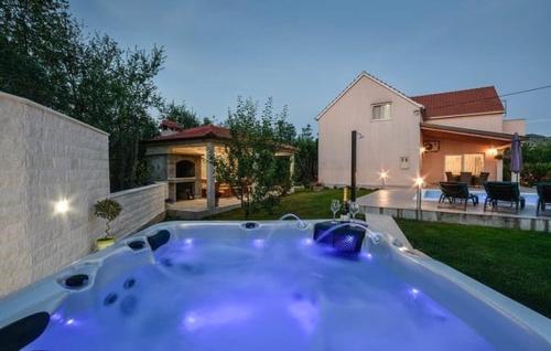 Villa Radosevic near Split, heated pool