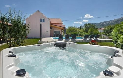 Villa Radosevic near Split, heated pool