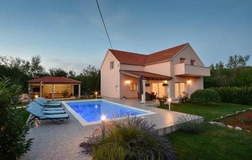 Villa Radosevic near Split, heated pool