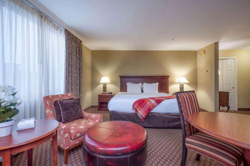 Clarion Collection Arlington Court Suites Hotel