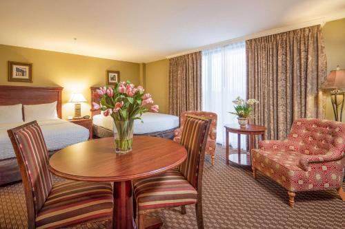 Clarion Collection Arlington Court Suites Hotel