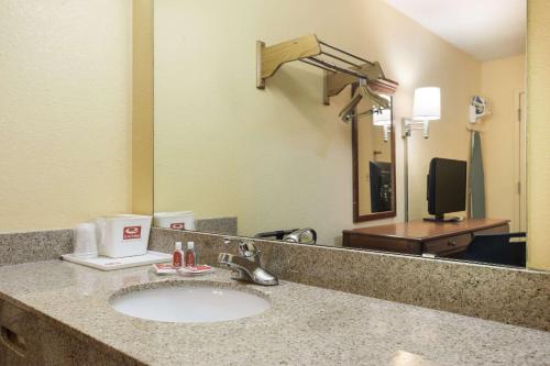 Econo Lodge Saint Robert - image 7