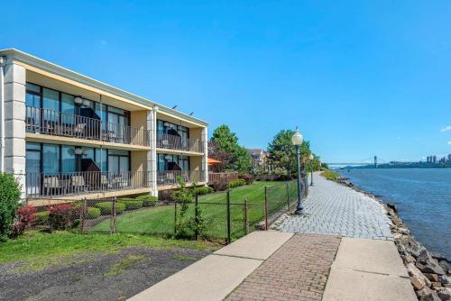 Comfort Inn Edgewater on Hudson River