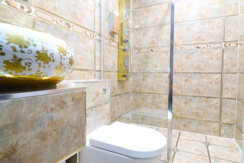 Queen Stay Apartments - image 12