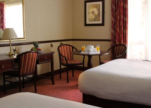 Seven Oaks Hotel - main image