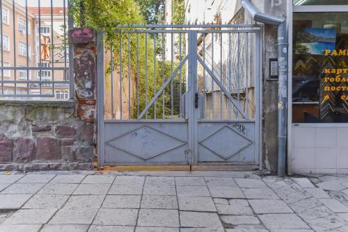 Cosy & renovated 2BD flat near Vitoshka by Flat Mаnager, Sofia (Foto 9)