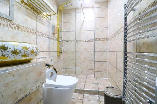 Queen Stay Apartments - image 6