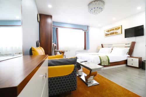 Queen Stay Apartments - image 14