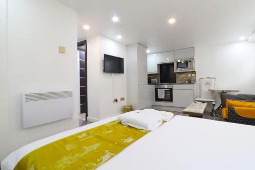 Queen Stay Apartments - image 11