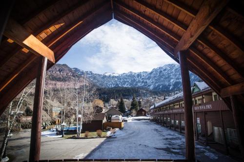 Twin Peaks Lodge & Hot Springs