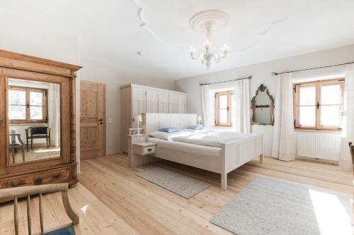 1 king bed, 1 sofa bed