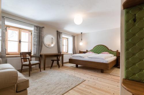 1 queen bed, 1 sofa bed