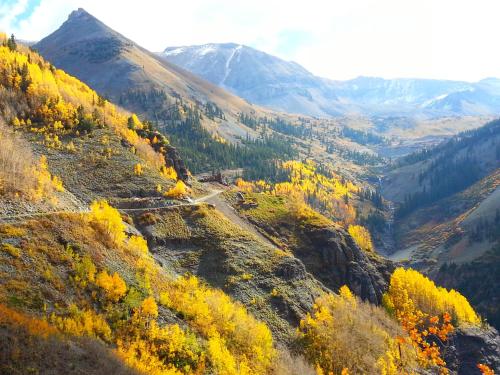 Twin Peaks Lodge & Hot Springs