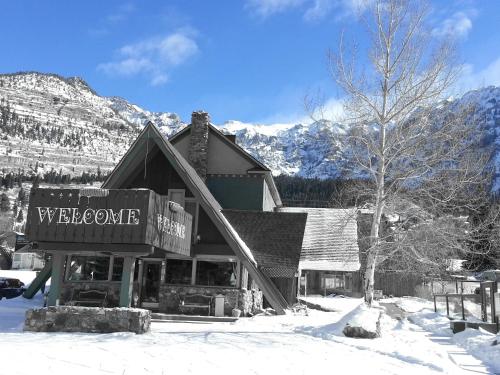 Twin Peaks Lodge & Hot Springs