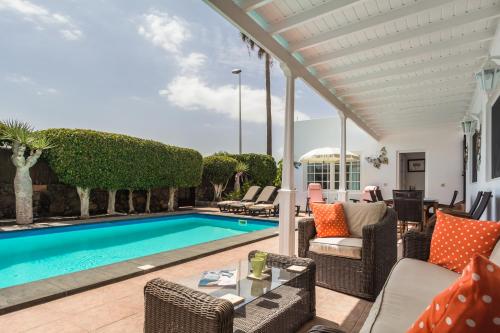 Villa Tarez - A Delightful four Bedroom Villa - A Short Walk To The Harbour and Restaurants