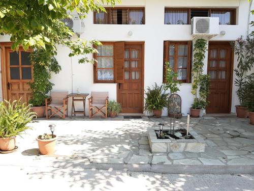 Melia studio 2 seafront apartment in Loutraki Skopelosa