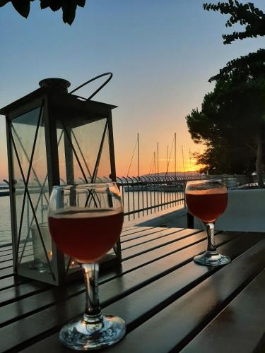 Melia studio 2 seafront apartment in Loutraki Skopelosa