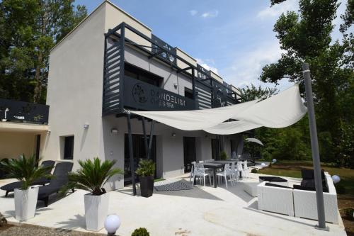 Villa with 4 bedrooms in Mostuejouls with wonderful lake view private pool enclosed garden 50 m from the beach gîte à louer Mostuéjouls