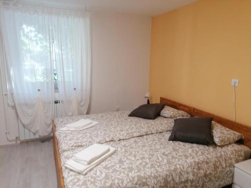 4 twin beds, 1 sofa bed