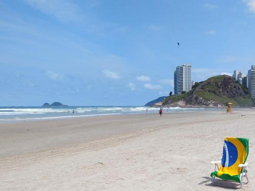 Apt Guaruja Enseada lado praia FAN 1 dorm Tv Netflix Wi-Fi Ar ate 5 pessoas near Barracao Do Alemao