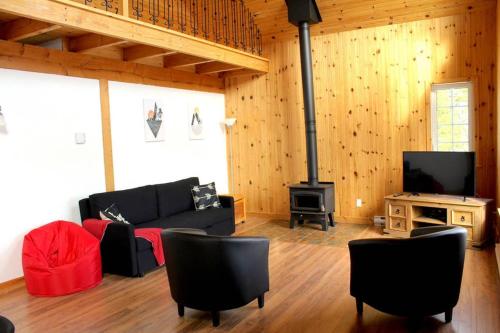 Chalet l'Authentique: Massif, Spa et Plein Air in 小里維爾-聖弗朗科斯 (QC)