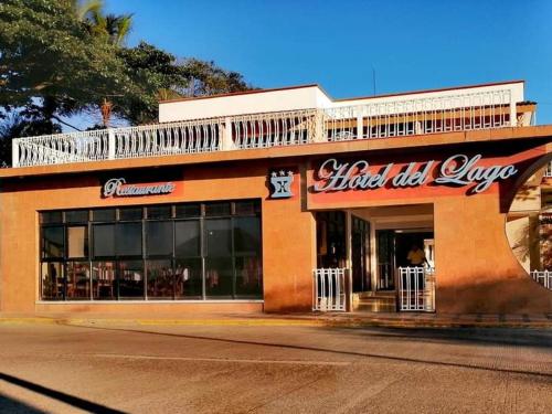 . hotel del lago