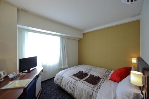 Tsuruga Manten Hotel Ekimae Tsuruga Manten Hotel Ekimae is perfectly located for both business and leisure guests in Fukui. The hotel has everything you need for a comfortable stay. Free Wi-Fi in all rooms, luggage storage, car 