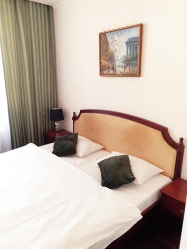 1 king bed, 1 twin bed