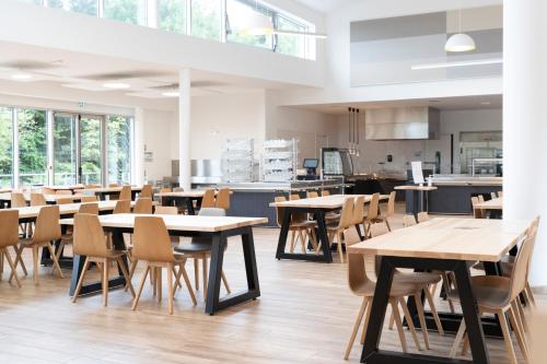 Restaurant, La Residence du Parc d'Olhain in Airport