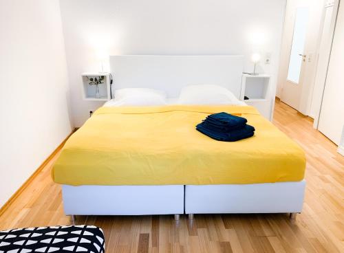 1 queen bed, 1 sofa bed