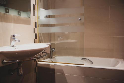 Bathroom, Hotel La Bodega in La Almunia De Dona Godina