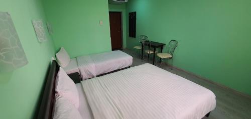 Luxor Inn & Suites - image 10