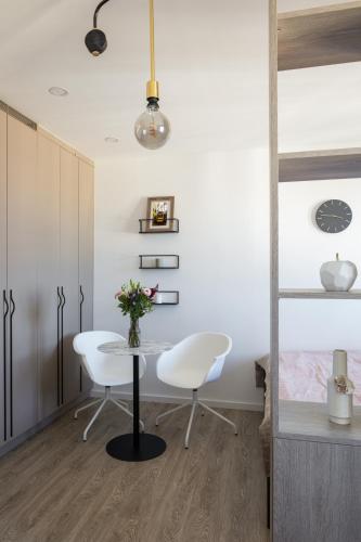 Minimalist Studio in Vinohrady by Prague Days - image 3