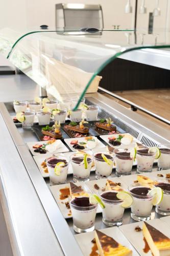 Restaurant, La Residence du Parc d'Olhain in Airport
