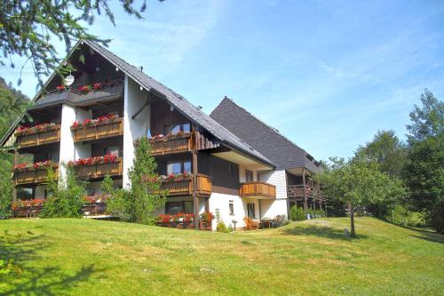 B4 Albmatte-FEWO Sauna, Hallenbad Außenbecken Massagen nebenan