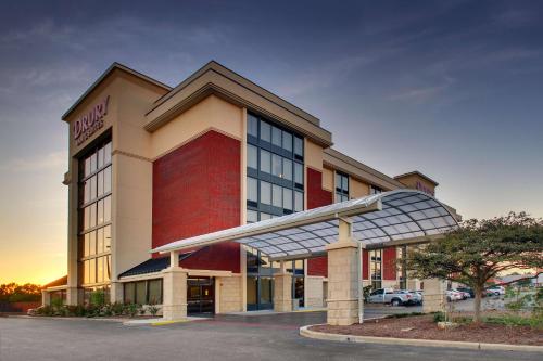 . Drury Inn & Suites Evansville East